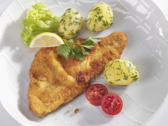 Veal escalope with parsley potatoes — Stock Photo