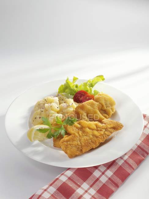 Veal escalope with parsley potatoes — Stock Photo