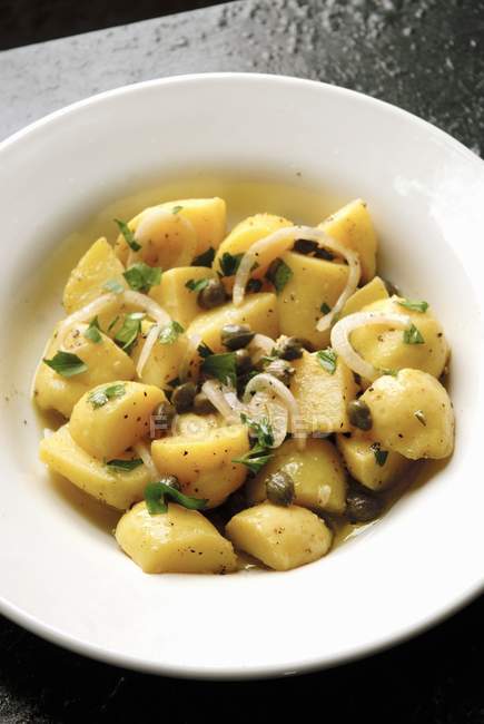 Kartoffelsalat mit Kapern und Zwiebeln — Stockfoto