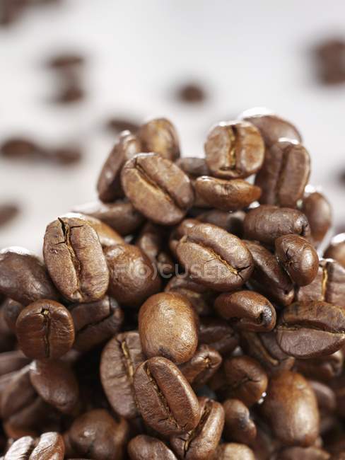 Grains de café en tas — Photo de stock
