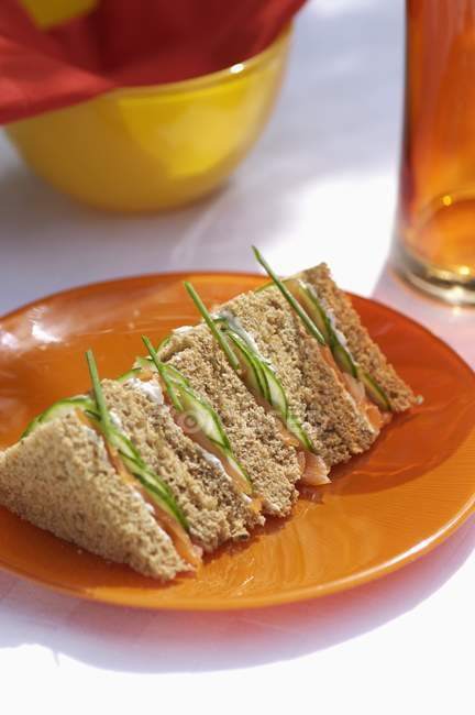 Сэндвичи с лососем и огурцом — стоковое фото