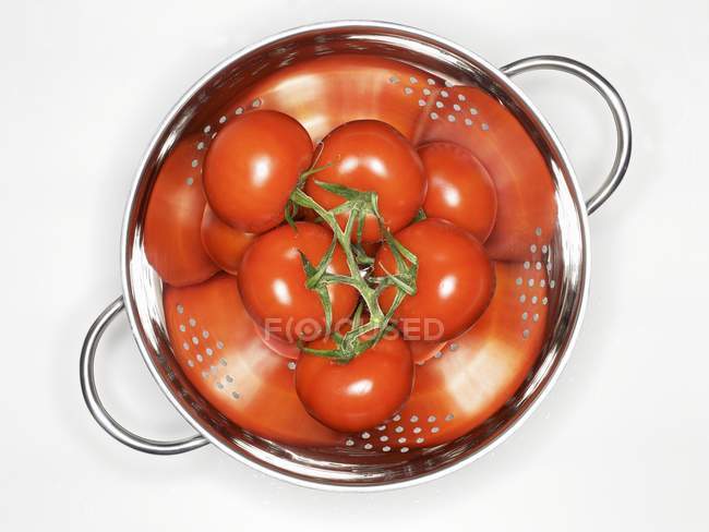 Красные помидоры в дуршлаге — стоковое фото