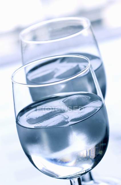 Dos vasos de agua clara - foto de stock
