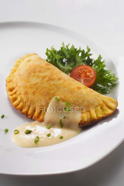 Closeup view of pasty with spicy sauce and vegetables — Stock Photo