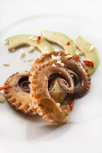 Gegrillter Oktopus mit Avocado auf weißem Teller — Stockfoto