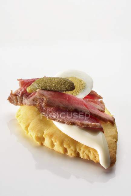 Small pastry with roast beef — Stock Photo