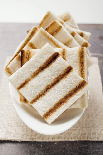 Жареный белый хлеб — стоковое фото