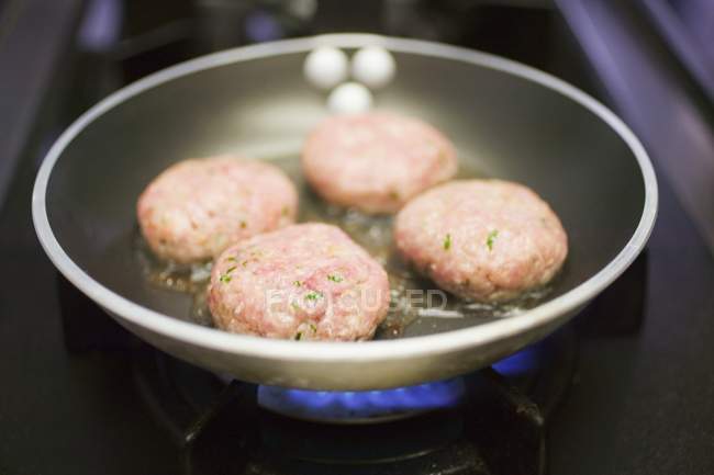 Freír hamburguesas en sartén - foto de stock