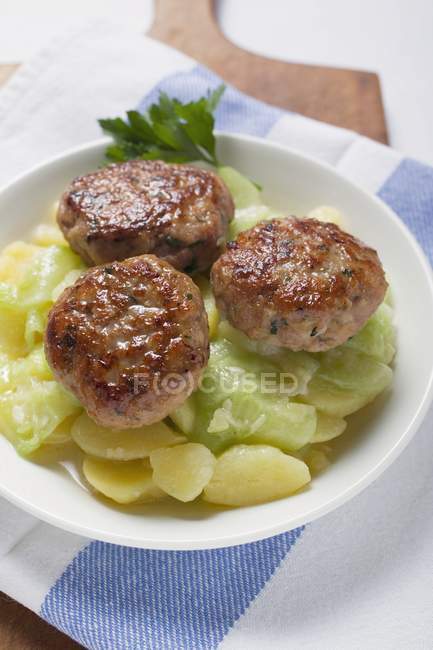 Hambúrgueres em salada de batata e pepino — Fotografia de Stock