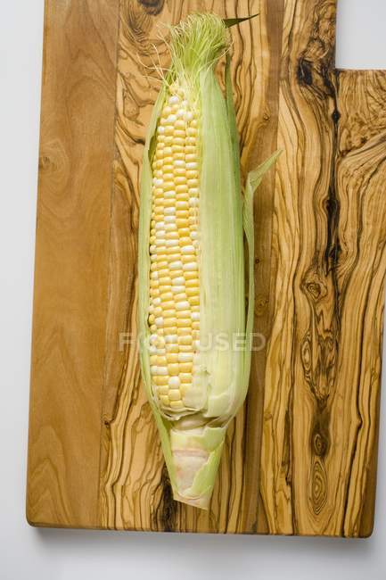 Épi de maïs avec écorces — Photo de stock