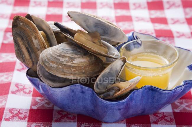Closeup view of clams with butter in blue dish — Stock Photo