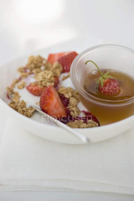 Yogurt con muesli e fragole — Foto stock