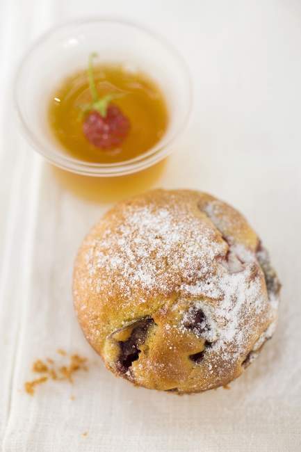 Strawberry muffin with honey — Stock Photo