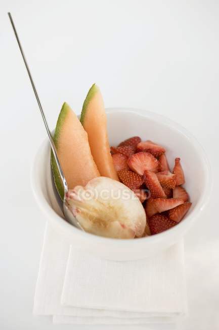 Ensalada de frutas de melocotón - foto de stock