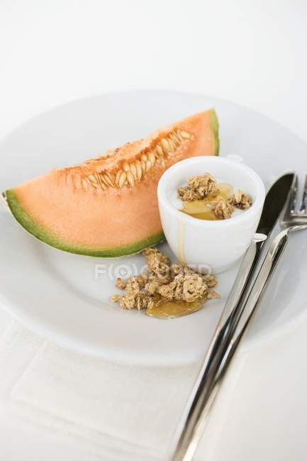Joghurt mit Müsli und Honig — Stockfoto