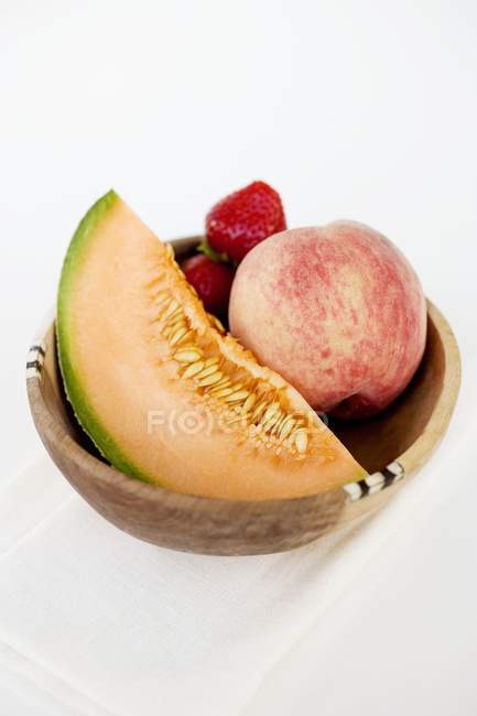 Ciotola di frutta con melone — Foto stock