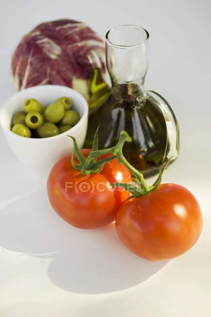 Ingredientes frescos de ensalada con aceite de oliva - foto de stock