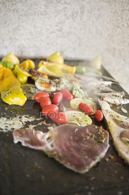 Peixes e frutos do mar com legumes — Fotografia de Stock