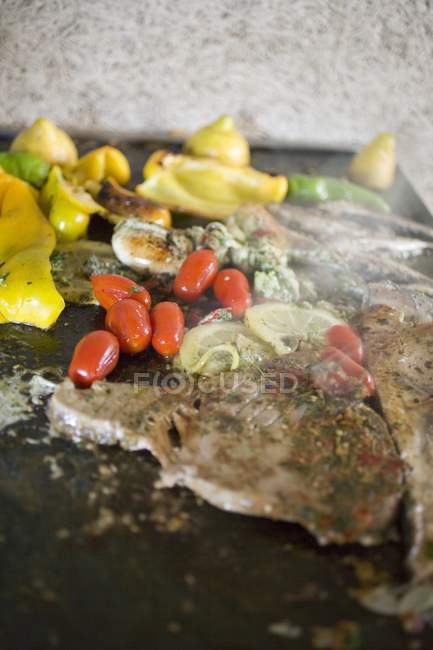 Рыба и морепродукты с овощами — стоковое фото