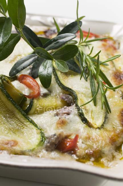 Paprika-Zucchini-Gratin auf weißem Teller — Stockfoto
