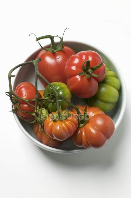 Tomates de bife vermelhos e verdes — Fotografia de Stock