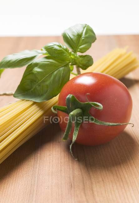 Espaguete com tomate e manjericão — Fotografia de Stock