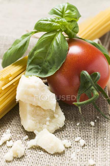Tomate con espaguetis y parmesano - foto de stock