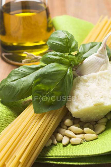 Espaguete e ingredientes pesto — Fotografia de Stock