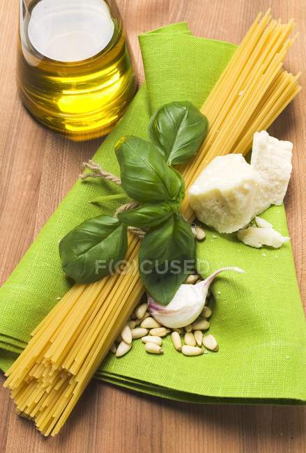 Спагетті та песто інгредієнти — стокове фото