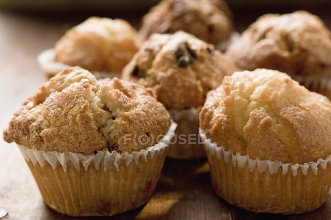 Muffin assortiti su superficie di legno — Foto stock
