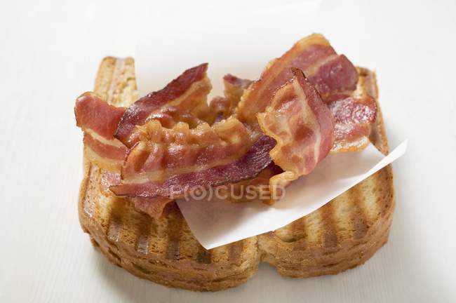 Listras de bacon fritas em torradas — Fotografia de Stock