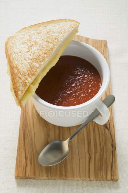 Томатный суп с бутербродом с жареным сыром — стоковое фото
