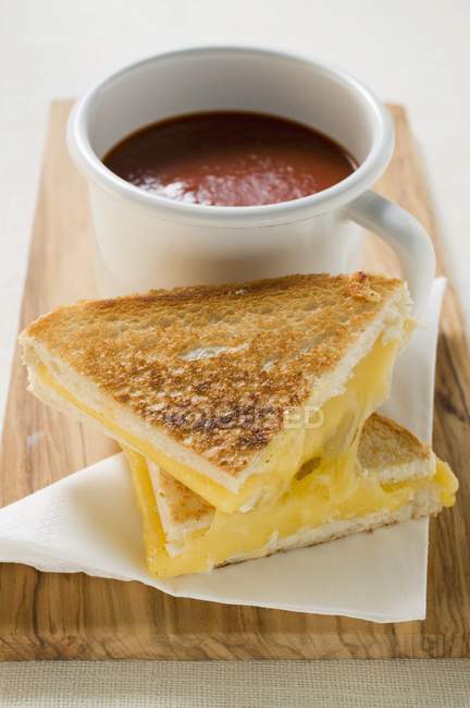 Sándwiches de queso tostado y sopa de tomate - foto de stock