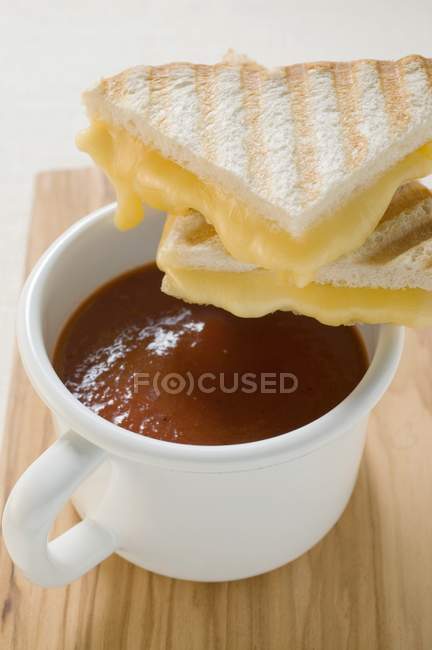 Бутерброды с жареным сыром и томатный суп — стоковое фото