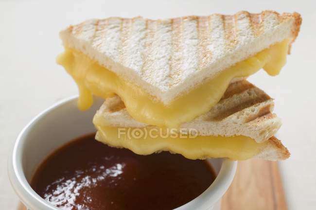 Sándwiches de queso tostado y sopa de tomate - foto de stock