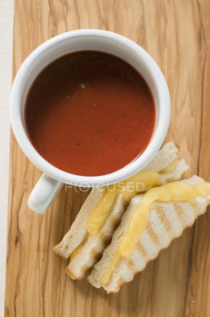 Sopa de tomate e sanduíches de queijo torrado — Fotografia de Stock