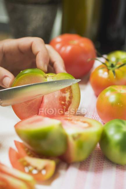 Рука людини Нарізка помідорів — стокове фото