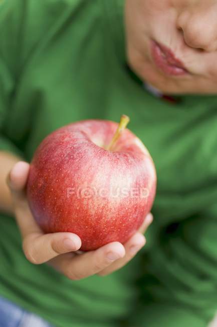 Child eating Gala apple — Stock Photo
