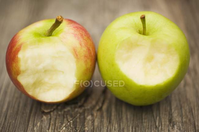 Dos manzanas mordidas - foto de stock