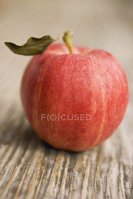 Праздничное яблоко с листом — стоковое фото