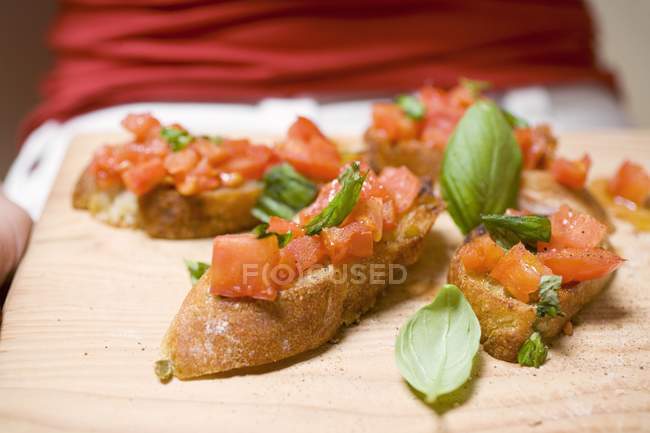 Bruschetta com tomate e manjericão fresco — Fotografia de Stock
