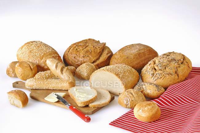Variété de pains et petits pains frais — Photo de stock