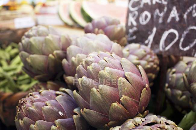 Alcachofas frescas en el mercado callejero - foto de stock