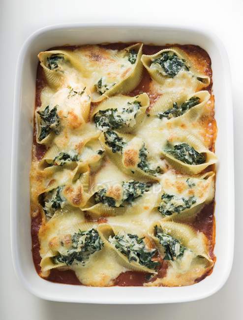 Baked pasta shells with spinach — Stock Photo