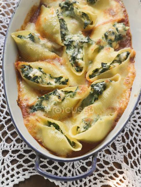 Baked pasta shells with spinach — Stock Photo