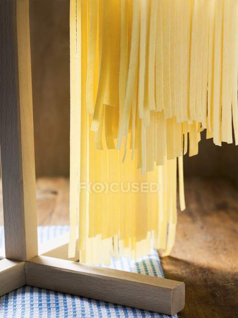 Hausgemachte Nudeln zum Trocknen aufhängen — Stockfoto