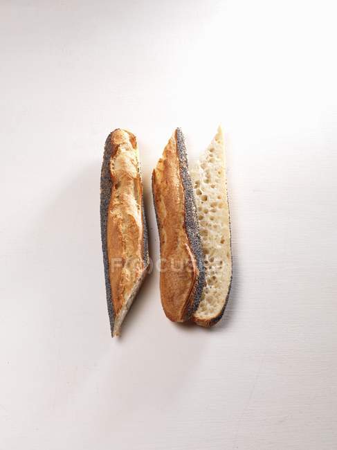 Baguette di semi di papavero affettato — Foto stock