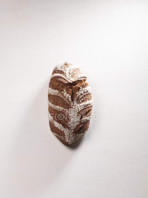 Буханка бурого хлеба — стоковое фото