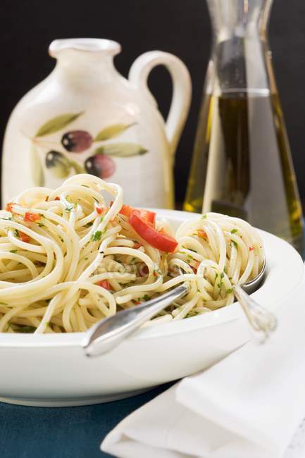 Espaguetis con chiles y hierbas - foto de stock