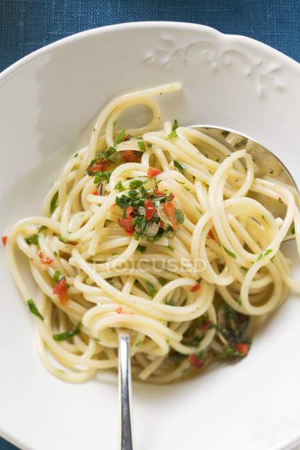 Спагетті з чилі та травами — стокове фото